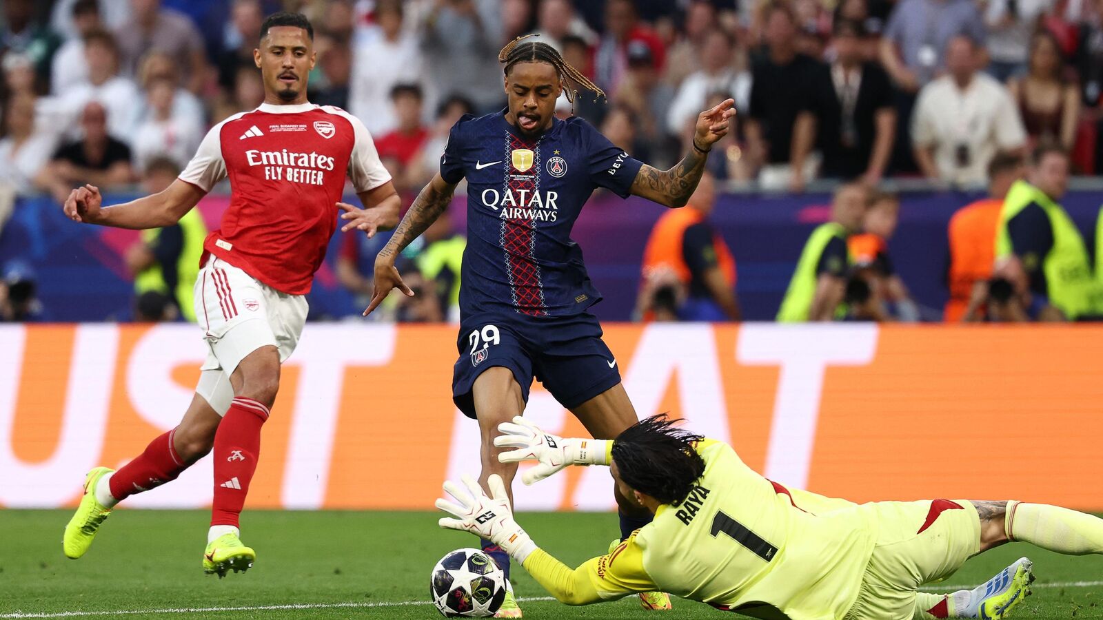 Bradley Barcola et le titre du psg : l&rsquo;humour d&rsquo;un joueur face aux occasions manquées
