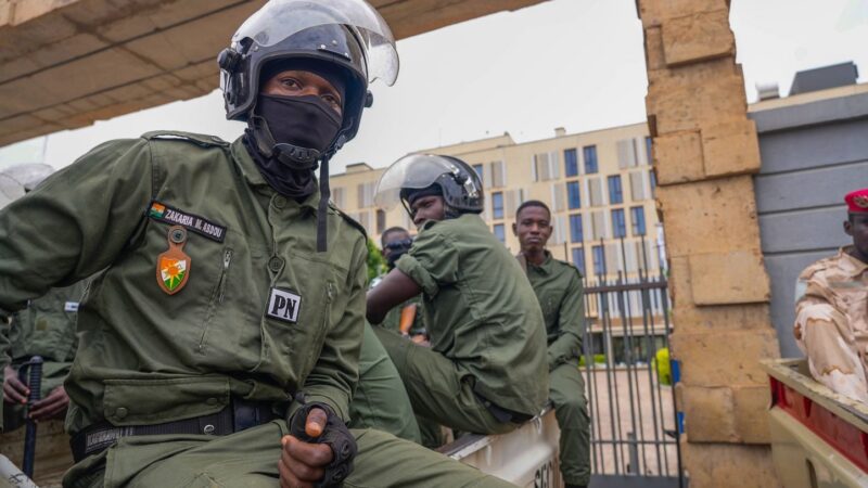 Nuit de tensions à l&rsquo;aéroport de Niamey sous le feu des détonations