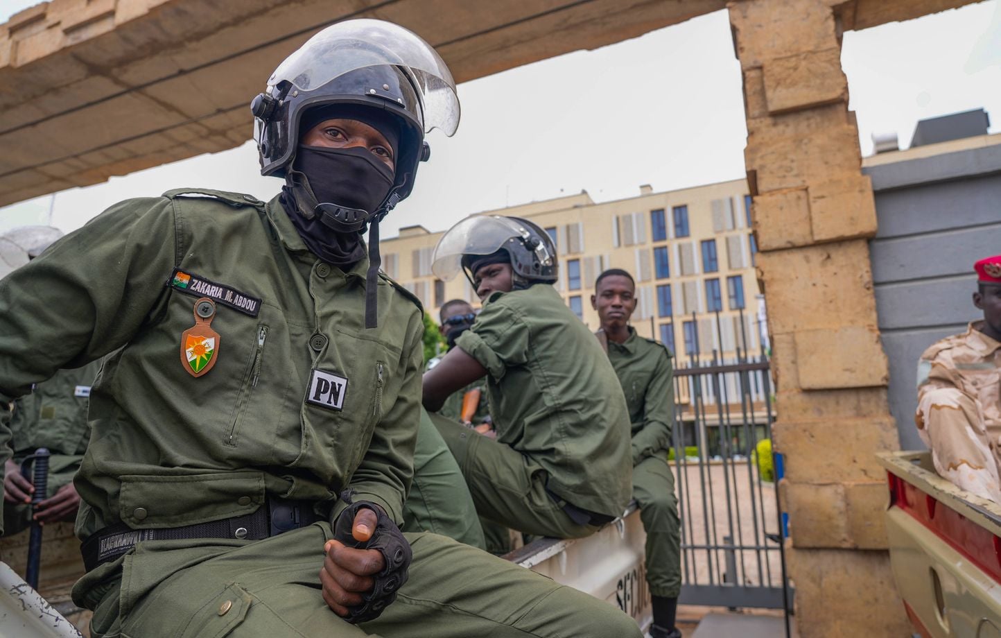 Nuit de tensions à l&rsquo;aéroport de Niamey sous le feu des détonations