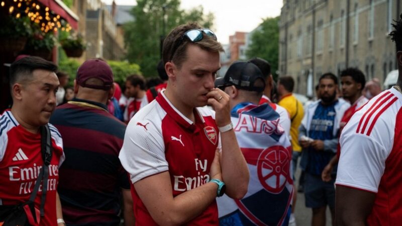 Le PSG sacré champion d&rsquo;europe : les supporters d&rsquo;Arsenal saluent leur fair-play après la défaite