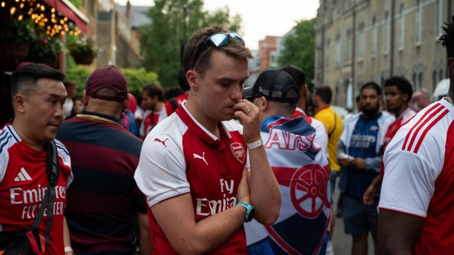 Le PSG sacré champion d&rsquo;europe : les supporters d&rsquo;Arsenal saluent leur fair-play après la défaite