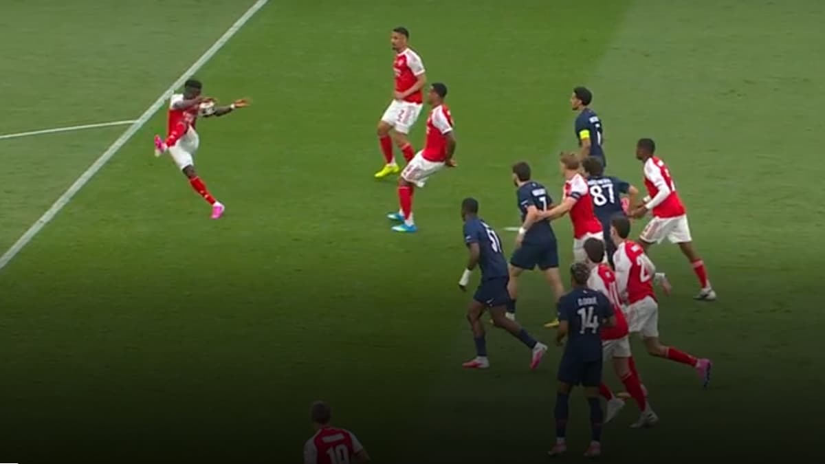 La polémique de la main de saka lors de la finale de ligues des champions psg arsenal