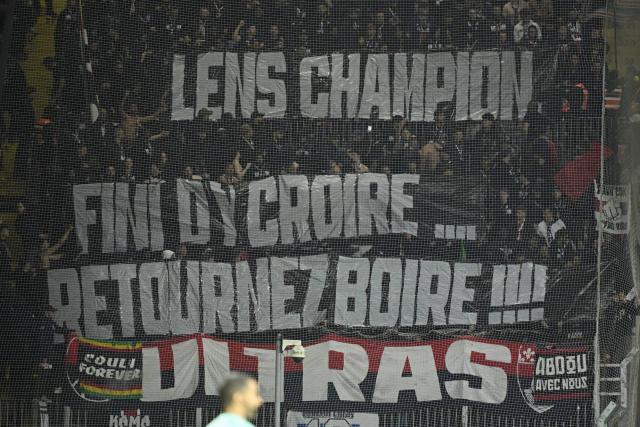 Bataille de banderoles entre supporters parisien et lensois après le sacre du psg