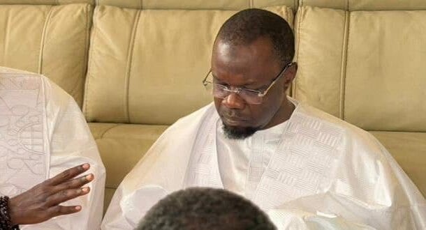 Les larmes d&rsquo;ousmane sonko lors de son hommage à serigne cheikh saliou mbacké