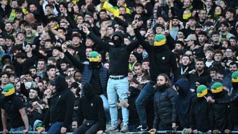 Derniers matchs de ligue 1 : quand les supporters envahissent les terrains à nantes et nice