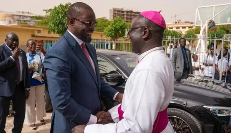 Popenguine : une rencontre entre ousmane sonko et monseigneur andré guéye avant le pèlerinage marial