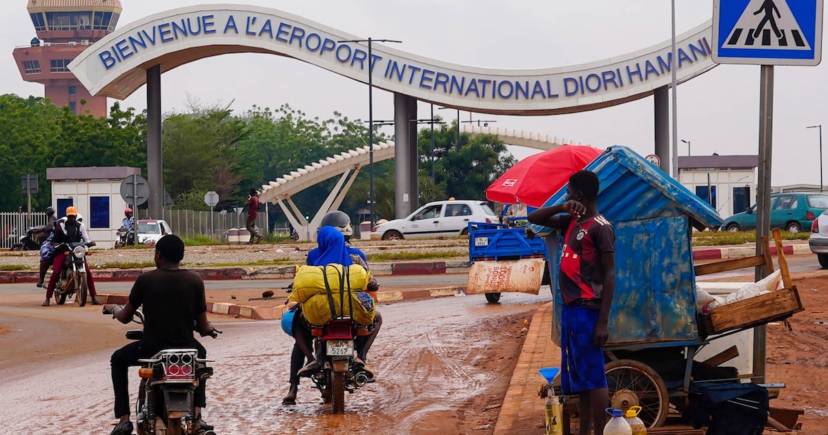 Sécurité au Niger : l&rsquo;attaque de l&rsquo;aéroport de Niamey révèle l&rsquo;influence russe et les menaces djihadistes