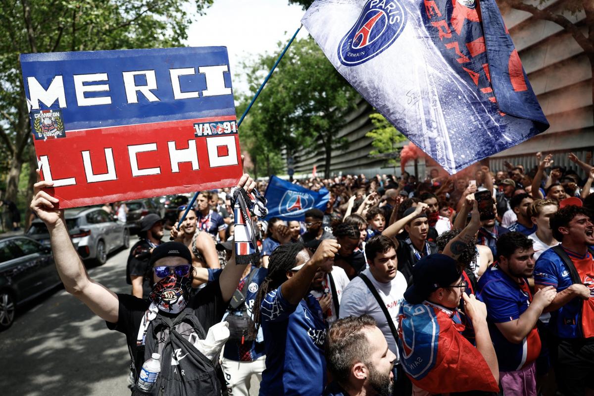 Ambiance électrique au Parc des Princes avant la finale psg arsenal