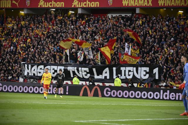 Mécontentement des supporters lensois face à Nasser al-khelaïfi lors du match contre le psg
