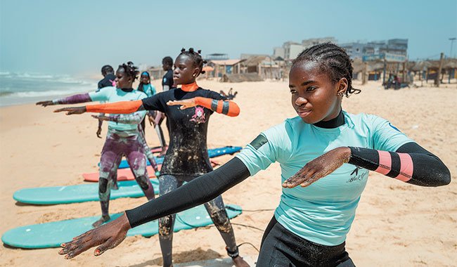 Le surf change le destin des jeunes filles sénégalaises à Dakar