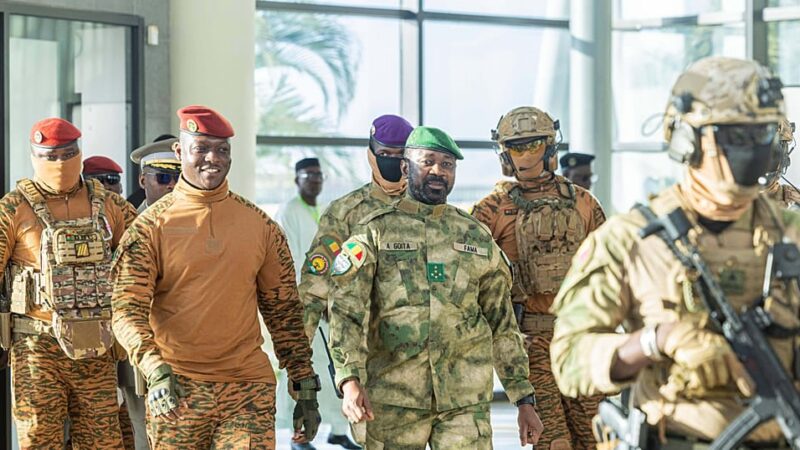 Le Sahel riposte: l&rsquo;Alliance des États du Sahel mène des frappes aériennes au Mali