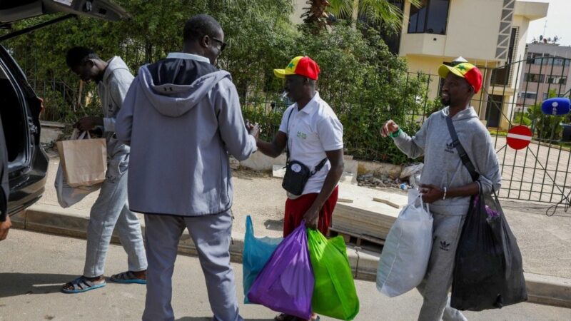 Retour à Dakar des premiers supporters sénégalais libérés après la CAN