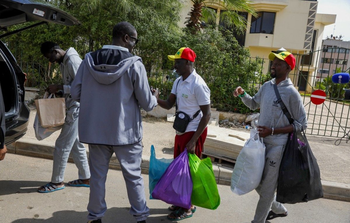 Retour à Dakar des premiers supporters sénégalais libérés après la CAN