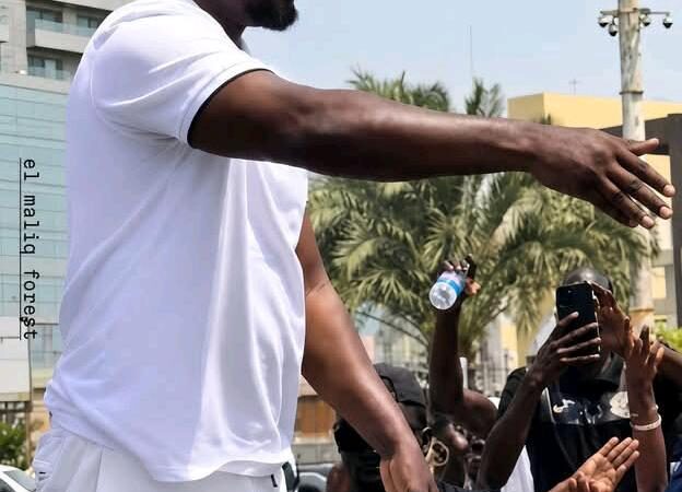 Ousmane sonko ovationné à Dakar lors d&rsquo;une marche politique historique