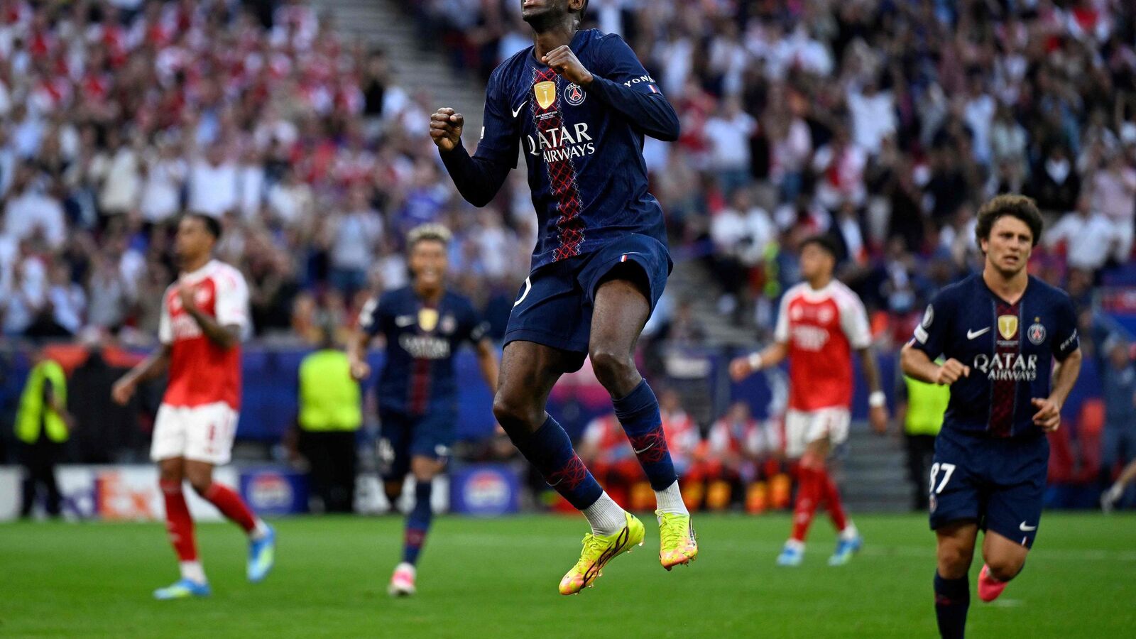 Psg arsenal : dembélé égalise sur penalty et relance le match en finale