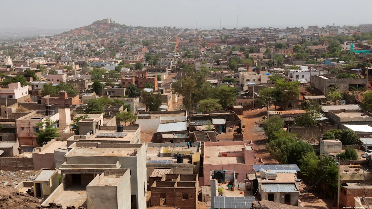 Camions et véhicules bloqués sur une route menant à Bamako en raison du blocus djihadiste