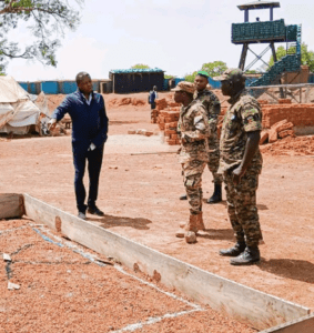 Faure Gnassingbé en discussion avec les forces armées