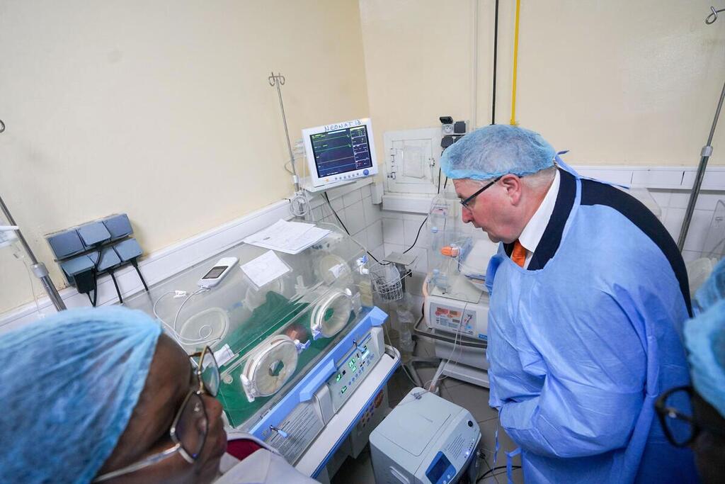 Andrew Saberton, directeur exécutif adjoint de l'UNFPA, examine un incubateur dans une maternité du Tchad, illustrant la crise sanitaire des réfugiées.
