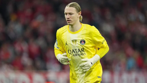 Matvey Safonov, gardien du PSG, en action