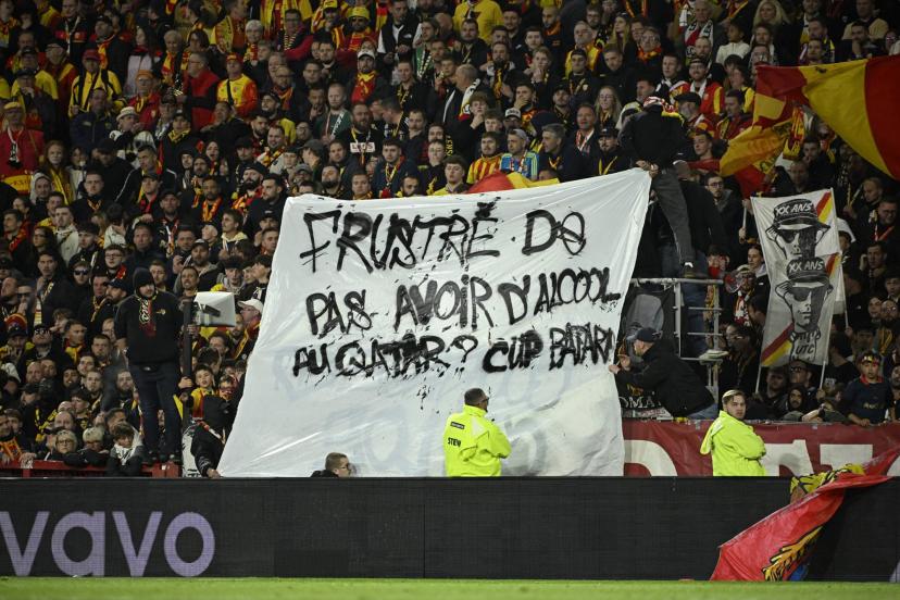 Réponse des supporters lensois avec une banderole provocatrice
