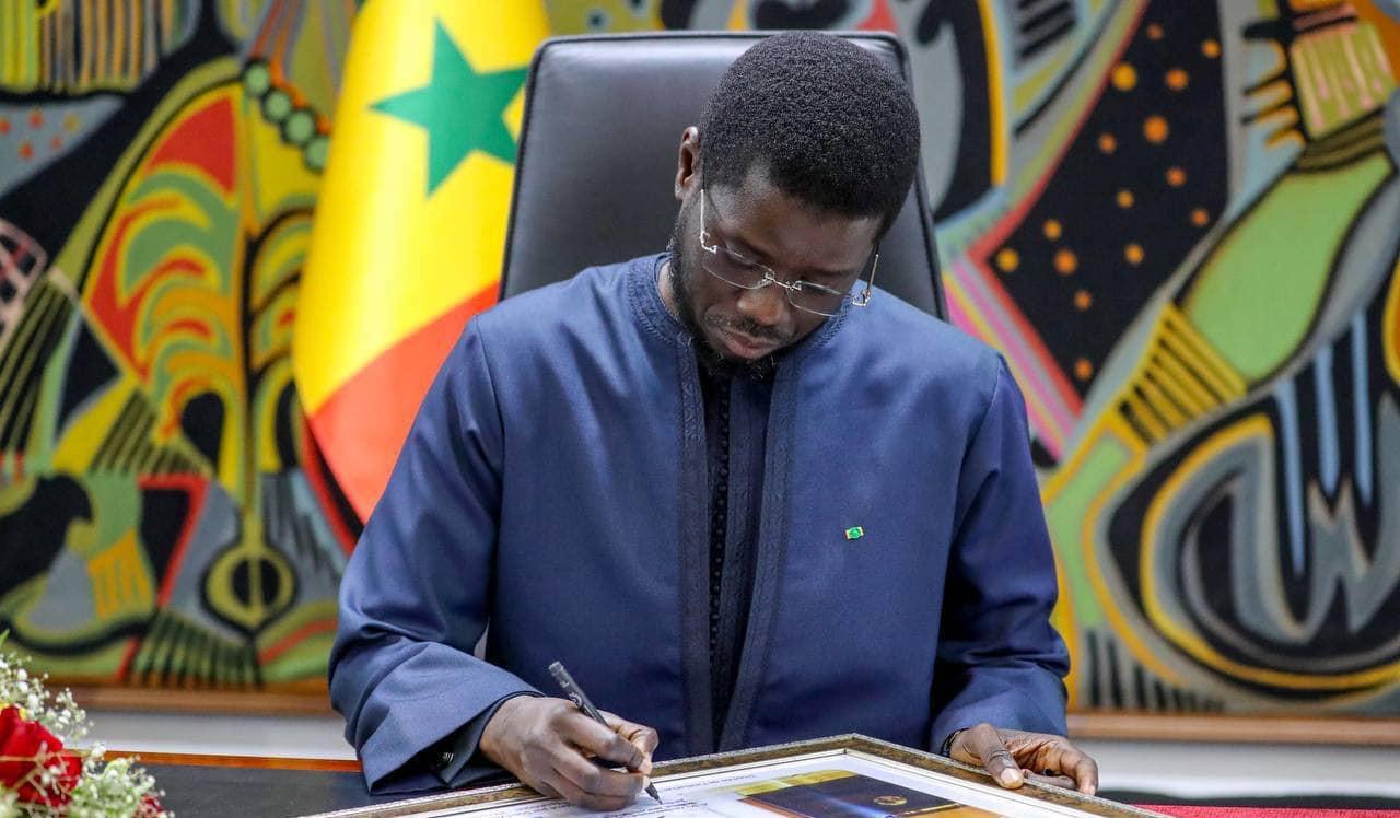 Le président Bassirou Diomaye Faye signe un document officiel