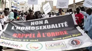 Des manifestants brandissent une pancarte sur laquelle on peut lire 'non à l’homosexualité' lors d’une manifestation réclamant la criminalisation de l’homosexualité au Sénégal, à Dakar.