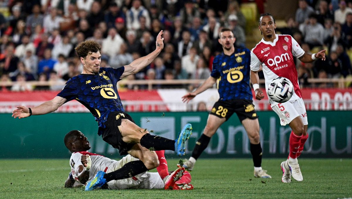footballeur lillois marquant un but
