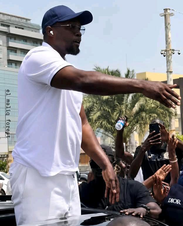 Ousmane Sonko acclamé par ses partisans à Dakar