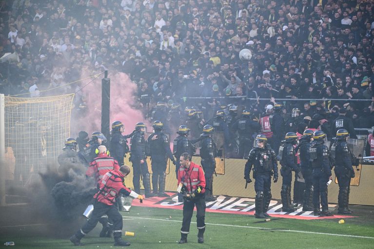Des CRS en renfort pour sécuriser la tribune des supporters nantais après les incidents