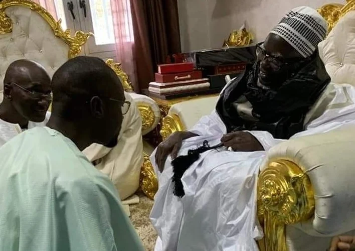 Serigne Mountakha Mbacké recevant une délégation de l'APR