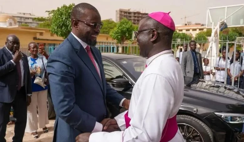 Ousmane Sonko et Monseigneur André Guéye lors de leur rencontre à Popenguine