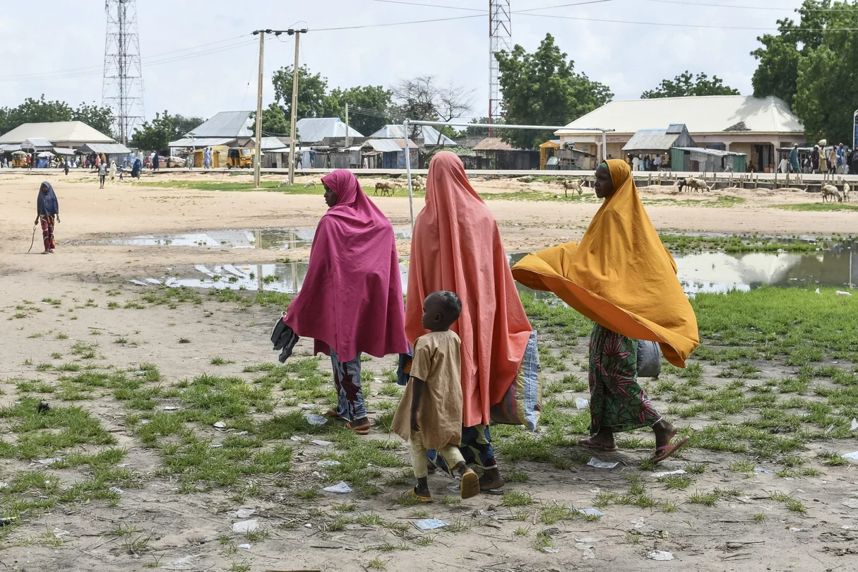 Des survivants et des proches des victimes d'une attaque de Boko Haram dans l'État de Yobe au Nigeria