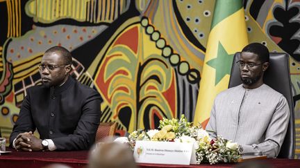 Le Premier ministre Ousmane Sonko (à gauche) et le président Bassirou Diomaye Faye (à droite) lors d'une cérémonie au palais présidentiel de Dakar, en octobre 2025