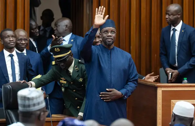 Ousmane Sonko salue les membres du Parlement à son arrivée à Dakar, le 28 novembre 2025