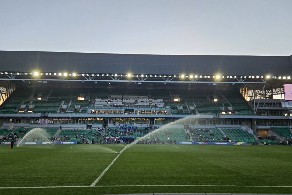 Vue intérieure du stade Geoffroy-Guichard à Saint-Étienne, prêt à accueillir le match de barrage