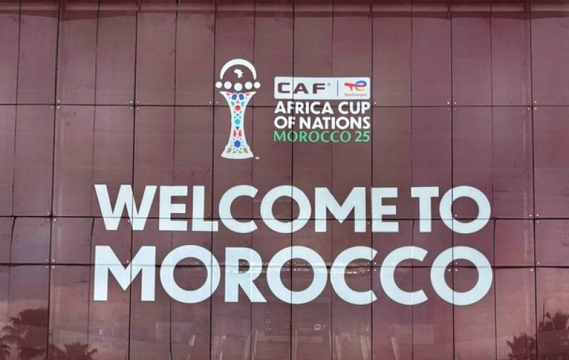 Terrain de football avec joueurs en action lors d'une finale de la CAN 2025