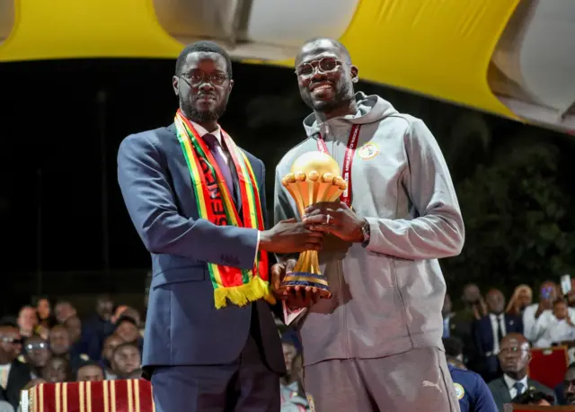 Le président sénégalais Bassirou Diomaye Faye et le capitaine de l'équipe nationale Khalidou Koulibaly célèbrent la victoire en finale de la CAN 2025