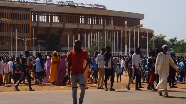Des Nigériens participant à une séance de recrutement pour les milices civiles domol leydi à Niamey