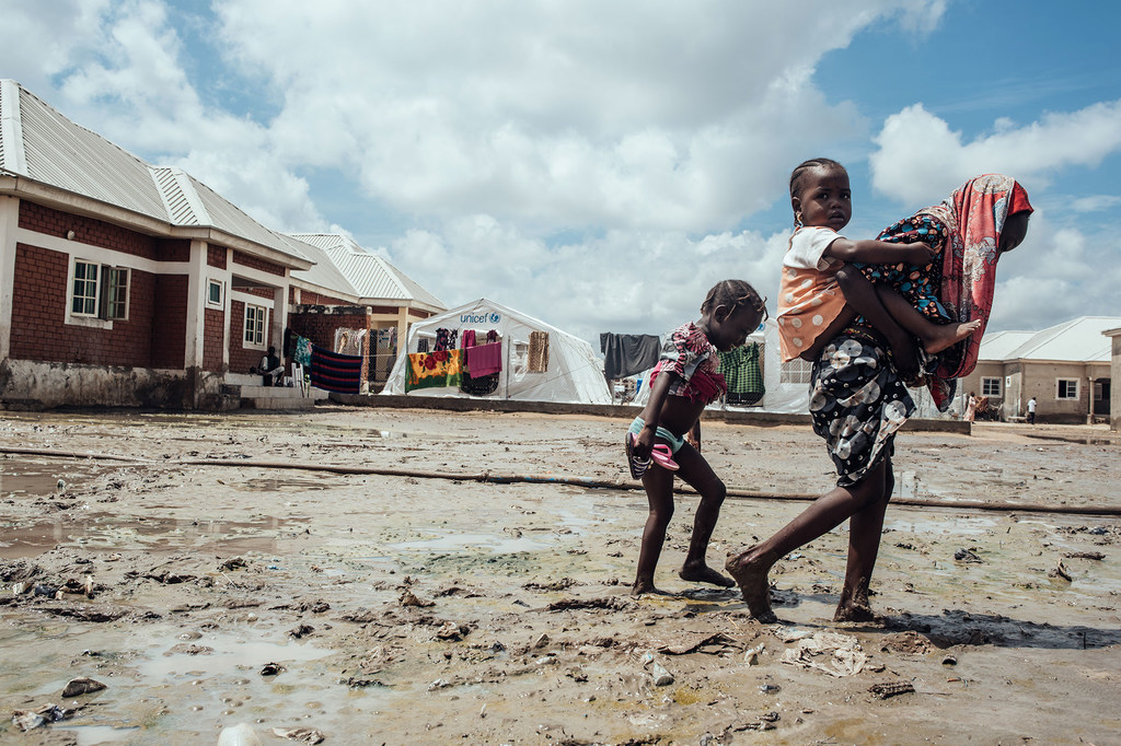 Enfants marchant dans la boue dans un camp de déplacés à Maiduguri, dans le nord-est du Nigéria