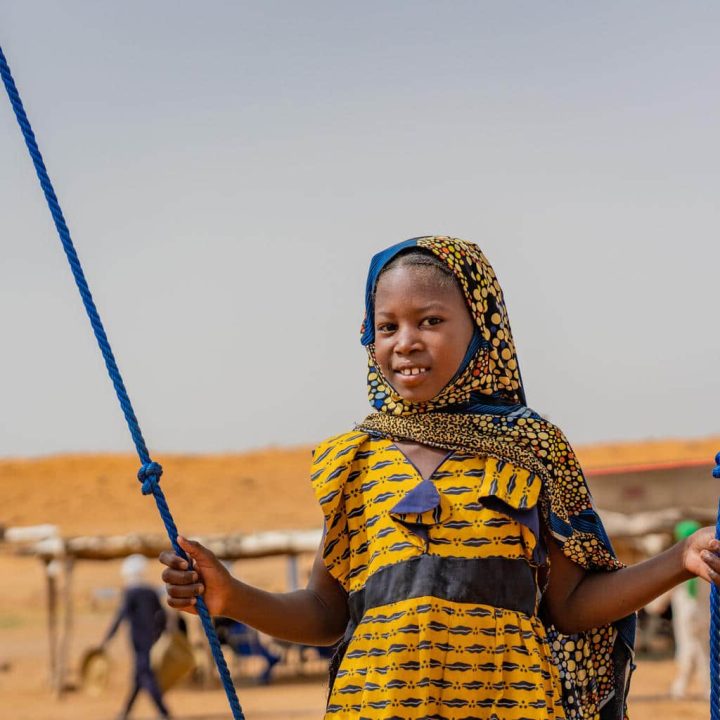 Une fillette déplacée joue dans un espace dédié aux enfants au camp de Bawa au Mali