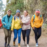 La marche peut se pratiquer en groupe ou individuellement. © DisobeyArt, Adobe Stock