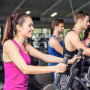 Le vélo elliptique fait travailler les jambes et les bras. © WavebreakMediaMicro, Fotolia