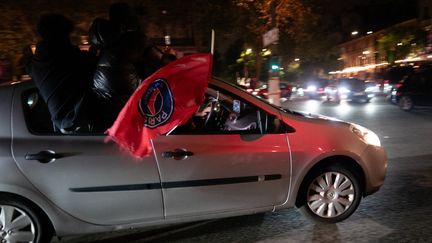 Supporters parisiens célébrant la qualification du PSG pour la finale de la Ligue des champions