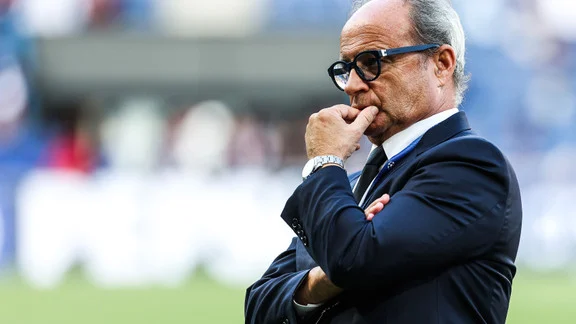 Portrait de Luis Campos et Khvicha Kvaratskhelia lors de la signature au PSG