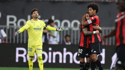 Les Niçois célébrant leur victoire en barrage contre Saint-Étienne