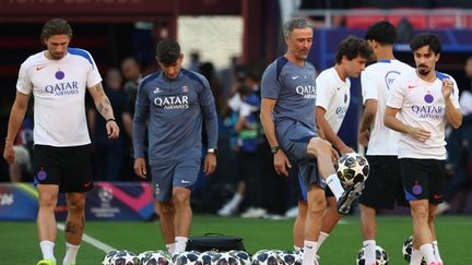 Luis Enrique entouré des joueurs du psg, la veille de la finale de la ligue des champions, à la puskas arena de budapest
