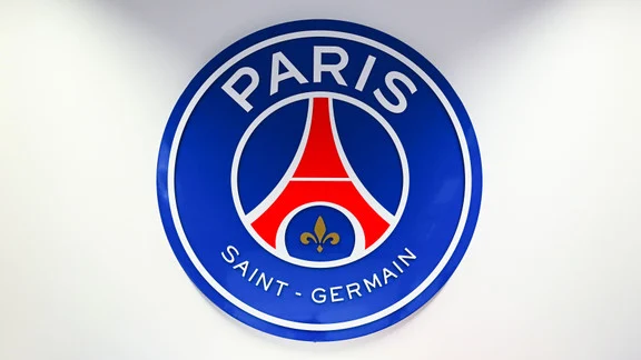Logo du PSG sur fond bleu»