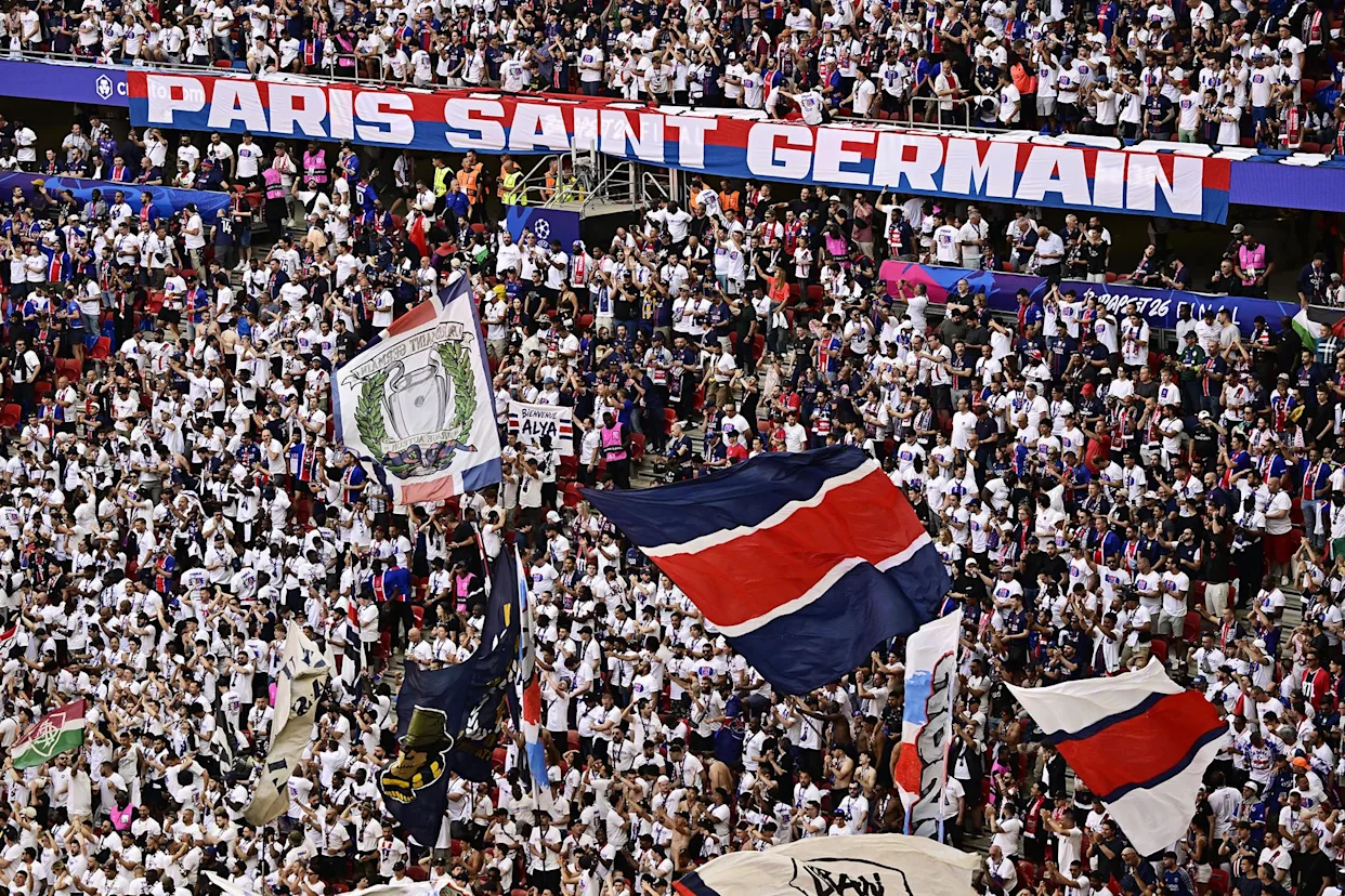 Coup d'envoi de la finale de la Ligue des champions entre le PSG et Arsenal au Parc des Princes