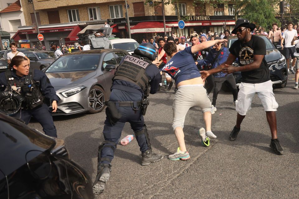 Émeutes près du Parc des Princes avant le match.