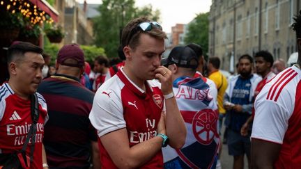 Les supporters d'Arsenal, désappointés, après la défaite en finale de la Ligue des champions face au PSG, le 30 mai 2026 (MACIEK MUSIALEK / ANADOLU / VIA AFP)